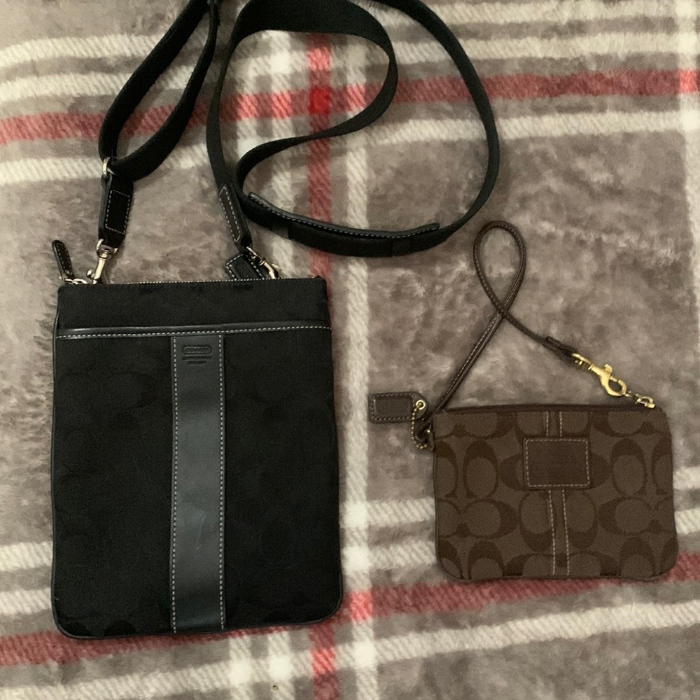 A coach crossbody black in very good condition n very cute.